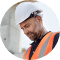 Mann mit Bauhelm und Schutzweste