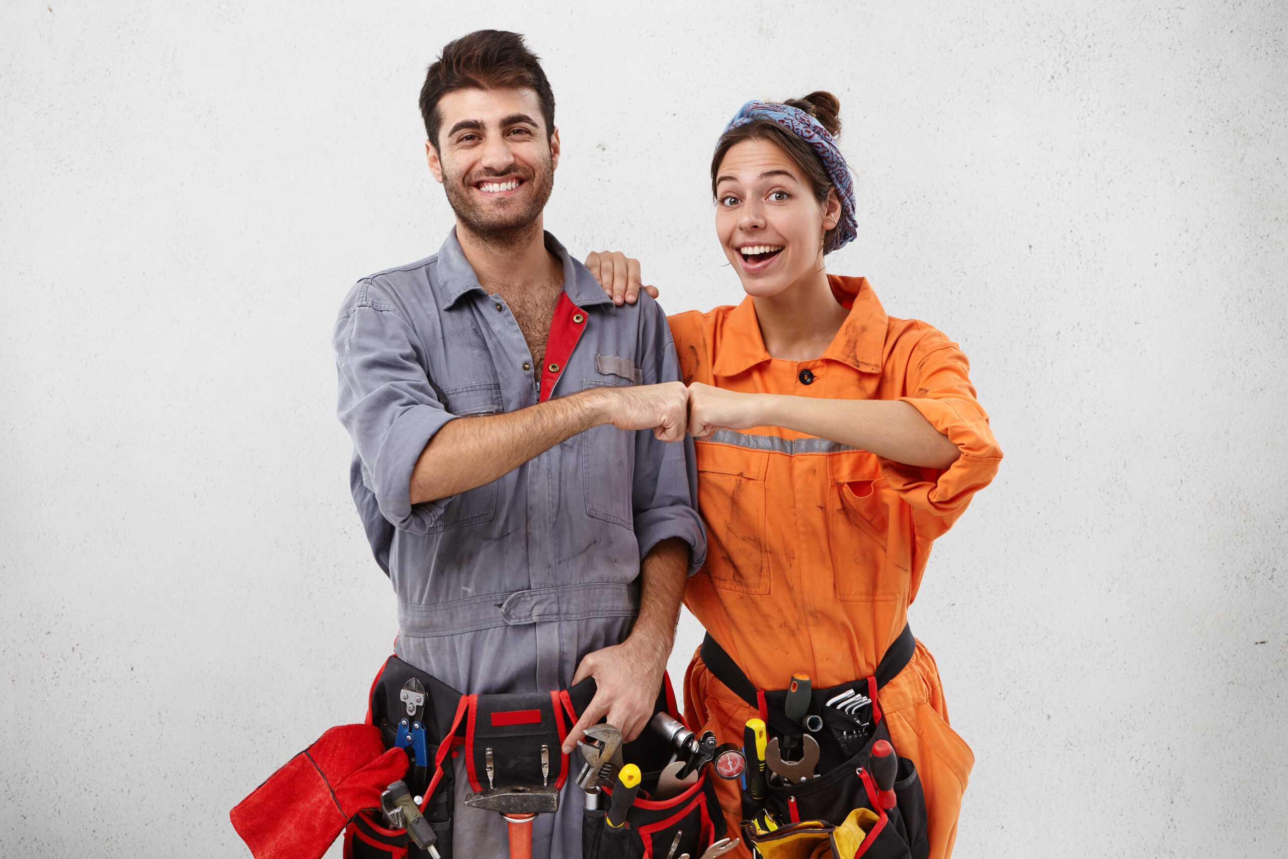 junger Mann und junge Frau mit Handwerkerausrüstung