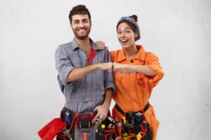 Man und Frau in Handwerkerkleidung